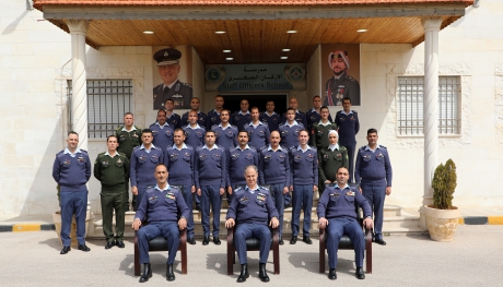 قائد سلاح الجو الملكي يخرج الدورة التاسيسية للضباط رقم 86 في مدرسة الاركان الصغرى