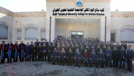 قائد سلاح الجو الملكي يخرج دورة ادارة موارد الدفاع 2 في كلية سلاح الجو الملكي الجامعية التقنية لعلوم الطيران 