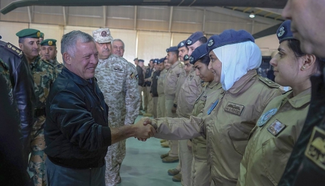القائد الأعلى يزور قاعدة الملك عبدالله الثاني الجوية