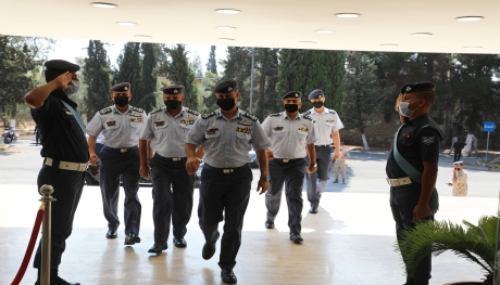 قائد سلاح الجو الملكي يشارك مرتباتها فرحة عيد الأضحى المبارك