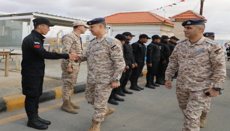 قائد سلاح الجو الملكي يشارك مرتبات قاعدة الشهيد الطيار موفق السلطي الجوية فرحة عيد الفطر 