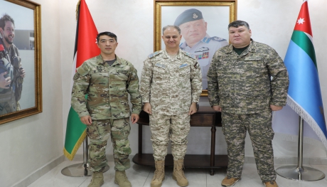 قائد سلاح الجو الملكي يستقبل وفد كازاخستاني