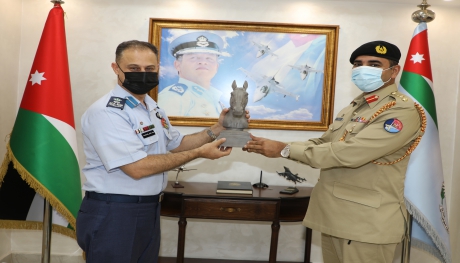 الملحق العسكري الباكستاني يزور قيادة سلاح الجو الملكي