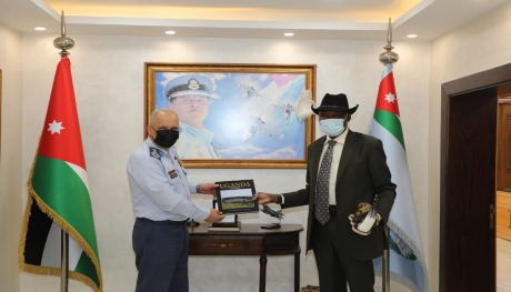 وفد اوغندي يزور قيادة سلاح الجو الملكي