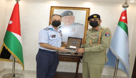 الملحق الدفاعي الباكستاني يزور قيادة سلاح الجو الملكي