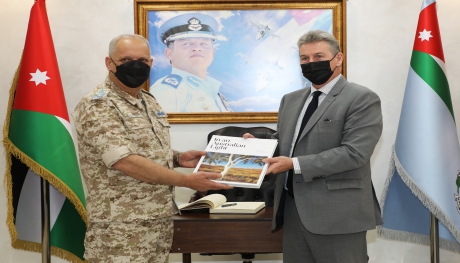 السفير الأسترالي يزور قيادة سلاح الجو الملكي