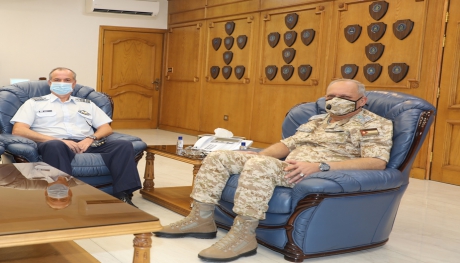 الملحق العسكري اليوناني يزور قيادة سلاح الجو الملكي