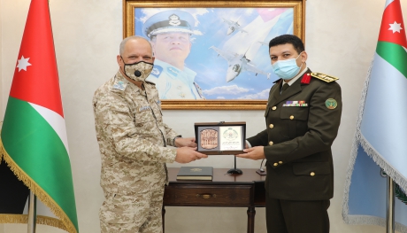 الملحق العسكري المصري يزور قيادة سلاح الجو الملكي