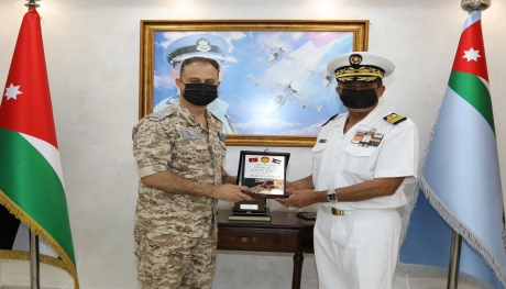 الملحق العسكري التونسي يزور قيادة سلاح الجو الملكي