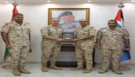 قائد سلاح الجو الملكي يستقبل وفد بحريني