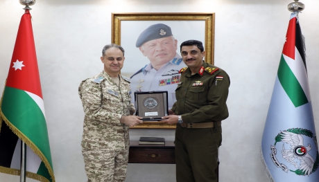 قائد سلاح الجو الملكي يستقبل الملحق العسكري اليمني