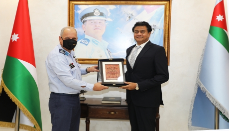 السفير الهندي يزور قيادة سلاح الجو الملكي