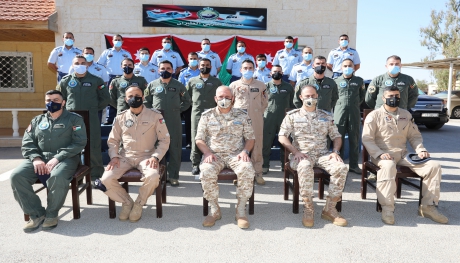 قائد سلاح الجو الملكي يخرج دورة مدربين الطيران 40 في كلية الملك حسين الجوية