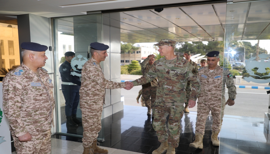 قائد سلاح الجو الملكي يستقبل قائد القوات الجوية في القيادة المركزية الامريكية