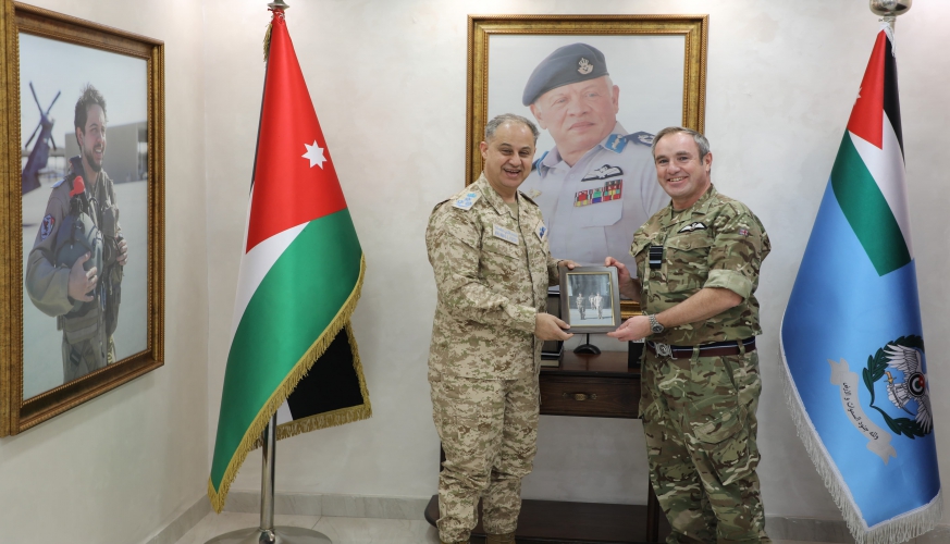 قائد سلاح الجو الملكي يستقبل قائد سلاح الفضاء والعمليات الجوية الملكي البريطاني