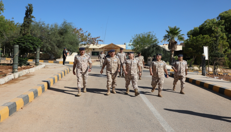 قائد سلاح الجو الملكي يزور قاعدة الملك عبدالله الثاني الجوية وجناح الامير حسين للاستطلاع الجوي 