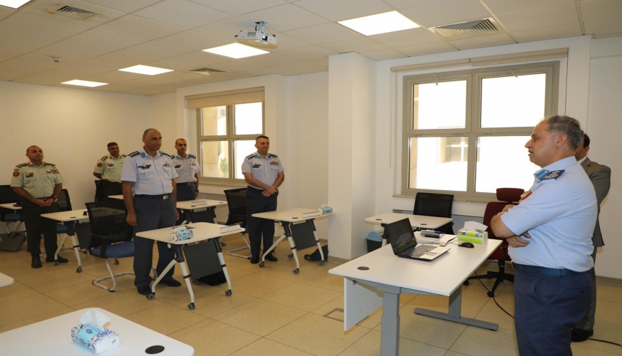 قائد سلاح الجو الملكي  يزور كلية سلاح الجو الملكي الجامعية