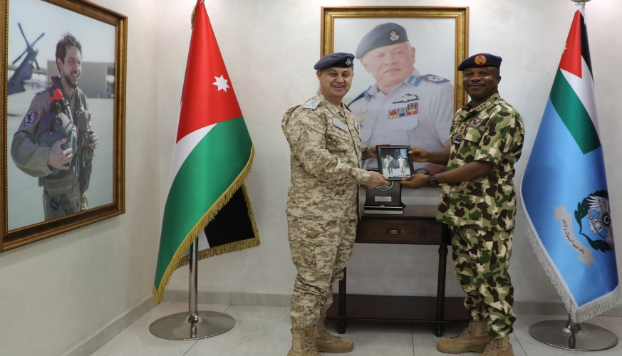 قائد سلاح الجو الملكي يستقبل رئيس أركان الجو النيجيري