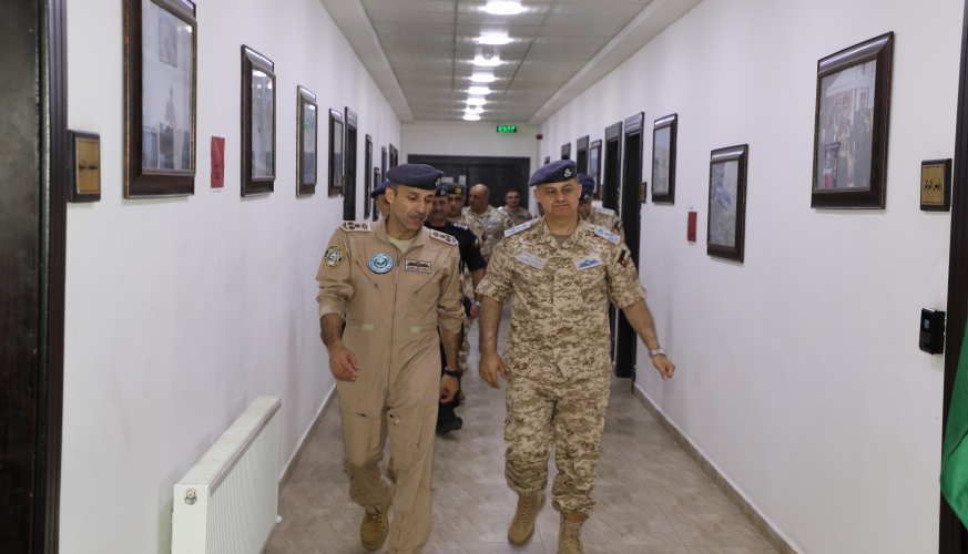 قائد سلاح الجو الملكي يزور قاعدة الملك عبدالله الثاني الجوية وجناح الامير حسين للاستطلاع الجوي 