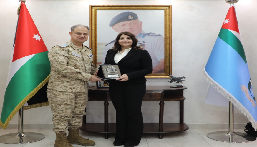 رئيس جامعة الأميرة سمية بنت الحسن يزور قيادة سلاح الجو الملكي