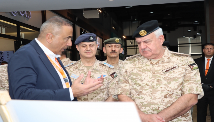 اللواء الركن الحنيطي يزور قاعدة الشهيد موفق السلطي الجوية ويفتتح مجمعاً تجارياً
