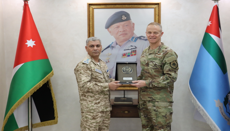 قائد سلاح الجو الملكي يستقبل قائد القوات الجوية في القيادة المركزية الامريكية